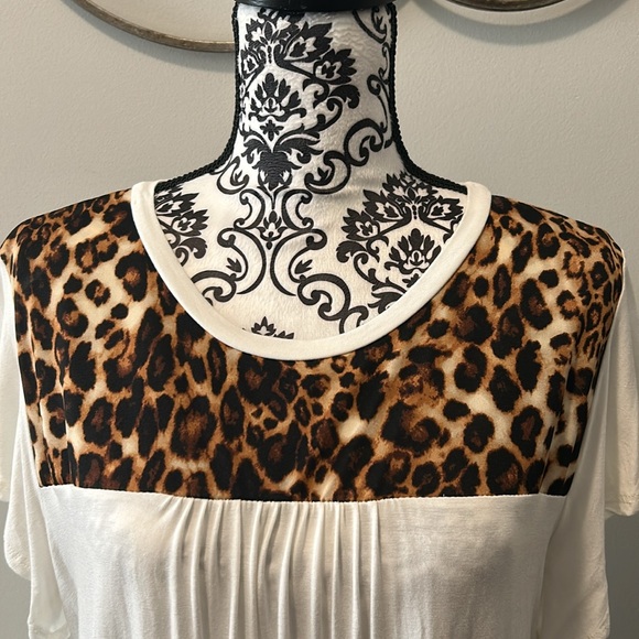 NWOT. Woman’s cap sleeve t-shirt in cream with predator print neckline. - Picture 2 of 8